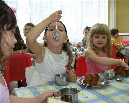 ブレジチカ幼稚園の朝食には、ヨーグルトなど乳製品が必ずつく。健康的な食生活による肥満防止が狙いだ　＝ブルガリア・ソフィア市内
