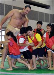 保土ケ谷スポーツセンターで開催されたちびっこ相撲で、大関・琴欧洲が約６０人の小学生と対戦した＝横浜市保土ケ谷区