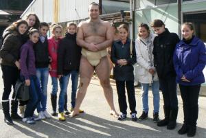 説明: 琴欧洲をブルガリア新体操選手が激励 - 大相撲ニュース