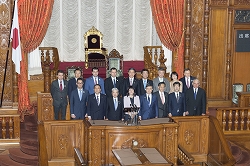 カラヤンチェヴァ・ブルガリア共和国国民議会議長一行参議院訪問（平成30年11月20日）、議場での記念写真　クリックすると拡大写真がご覧いただけます